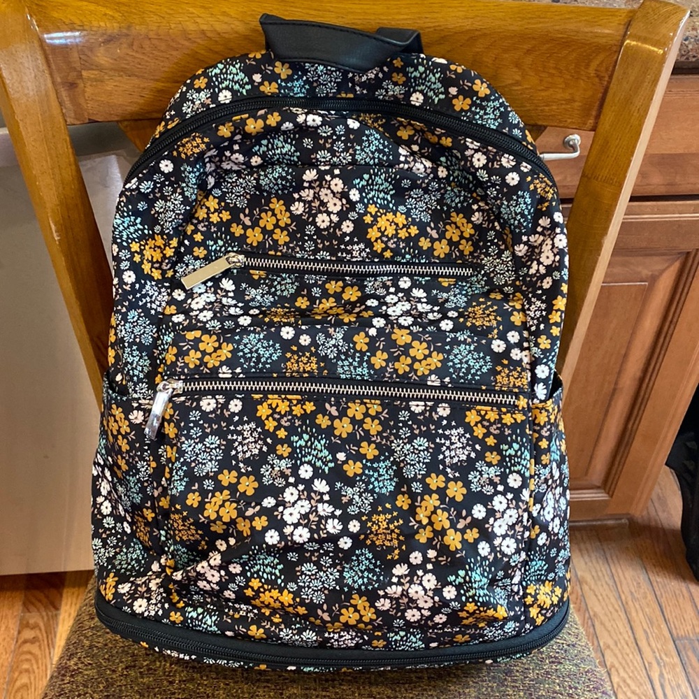 *****CLEARANCE*****  NWOT FLORAL BACKPACK
